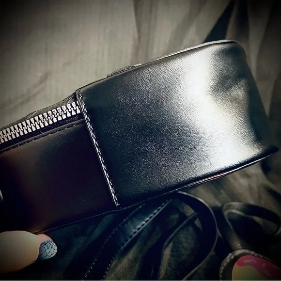 Betsey Johnson Black Heart Bag Charm w Black & Silver Unbranded Rock Crossbody - Picture 9 of 15